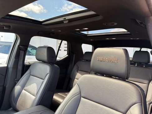 Used 2023 Chevrolet Traverse High Country FWD image 3