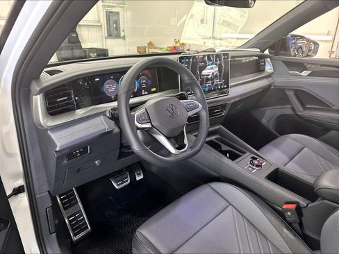 New 2026 Volkswagen Tiguan SE R-Line FWD image 7