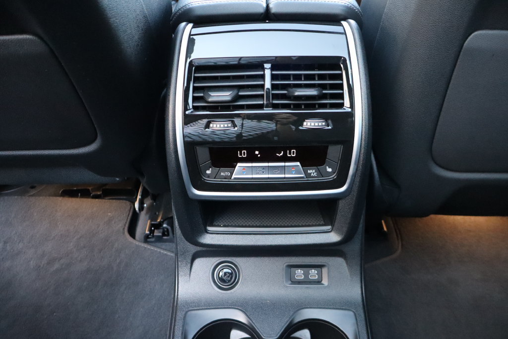Used 2023 BMW X7 xDrive40i w/ M Sport Package AWD/4WD image 31