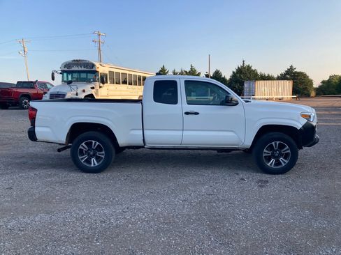 Used 2022 Toyota Tacoma SR AWD/4WD image 8