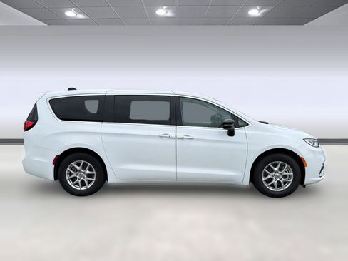 Used 2024 Chrysler Pacifica Touring-L FWD image 8