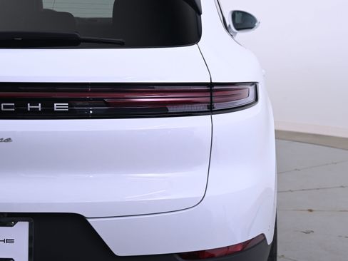 Certified 2025 Porsche Cayenne image 14