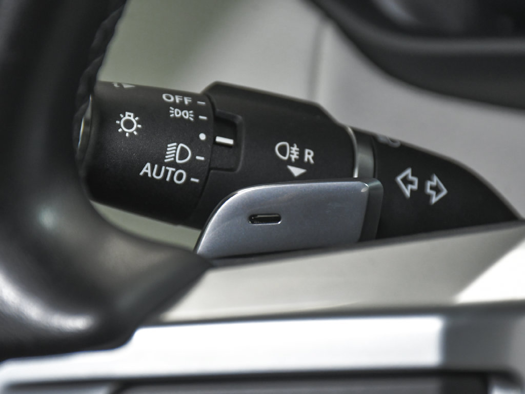 Used 2024 Land Rover Discovery Dynamic SE AWD/4WD image 33