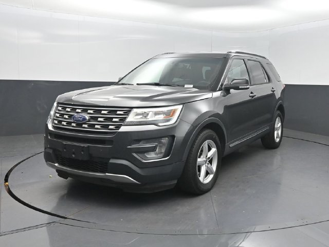 Used 2017 Ford Explorer XLT w/ Equipment Group 202A AWD/4WD image 2