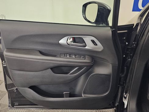 New 2026 Chrysler Pacifica Limited image 10