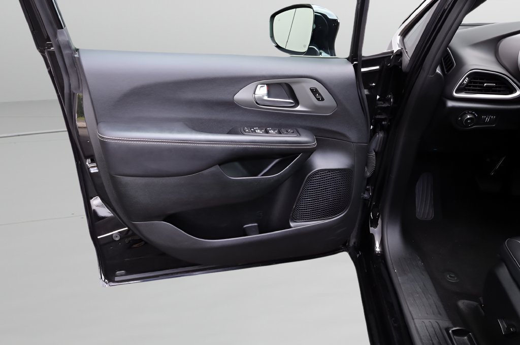 Used 2025 Chrysler Pacifica Select FWD image 17