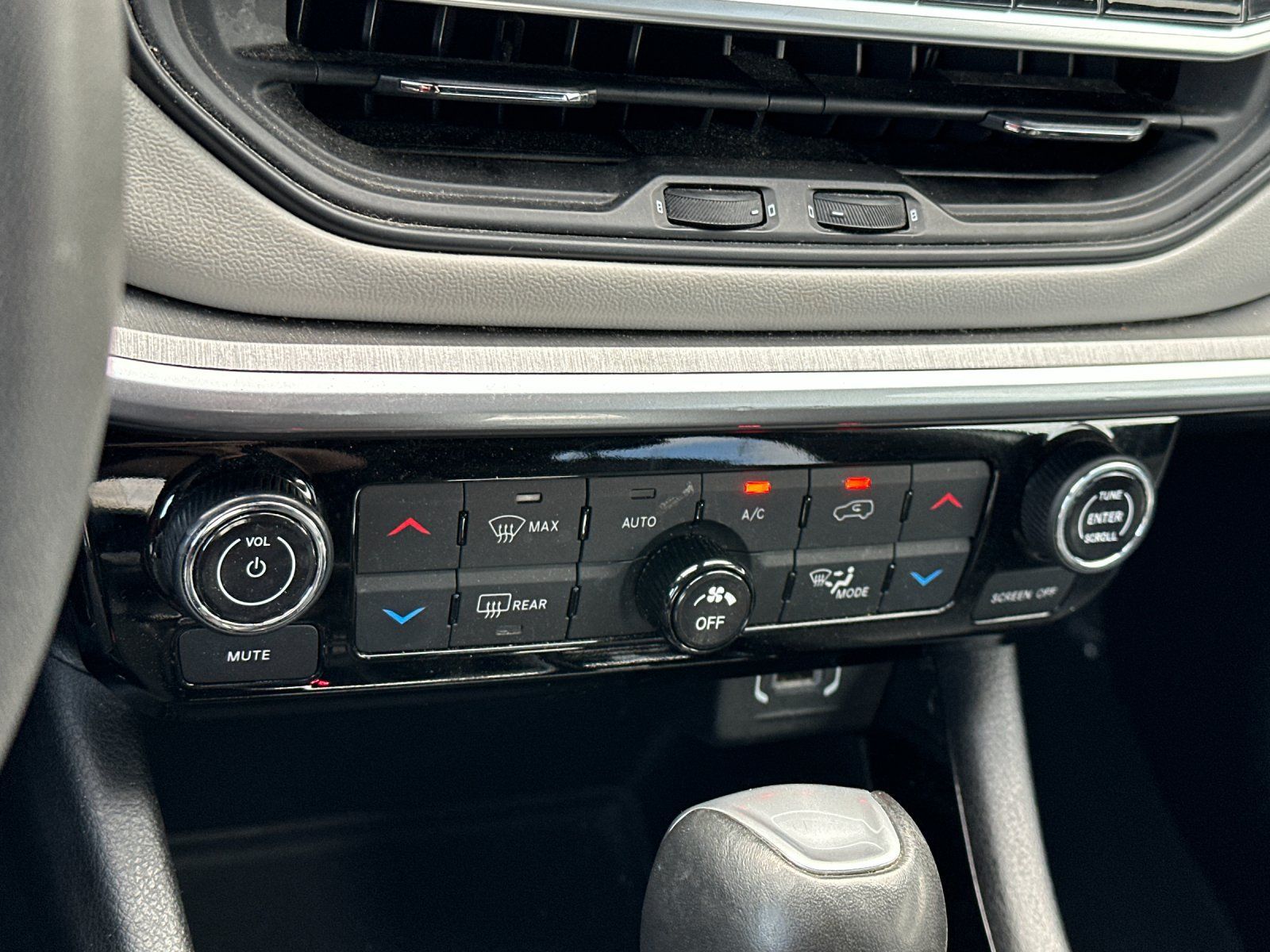 Used 2025 Jeep Compass Limited AWD/4WD image 19
