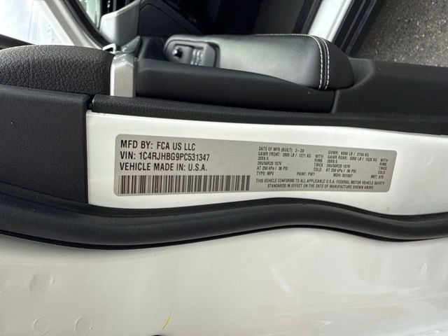 Used 2023 Jeep Grand Cherokee Limited w/ Black Appearance Package AWD/4WD image 32