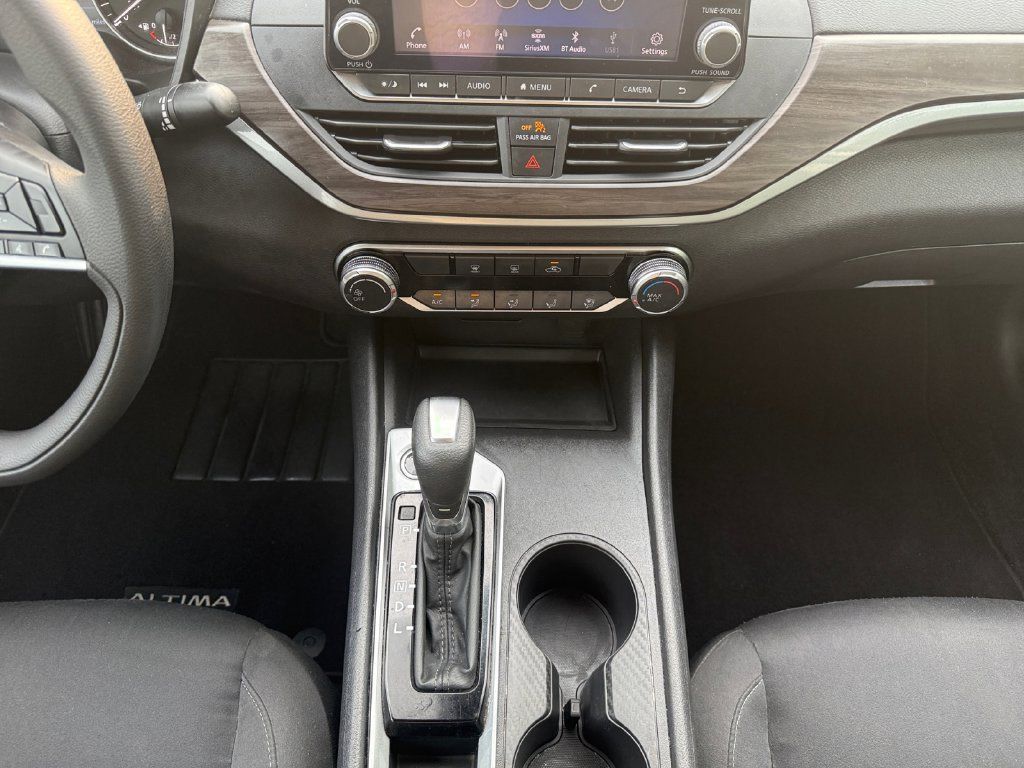 Used 2025 Nissan Altima 2.5 SV FWD image 11