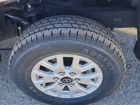 Used 2024 Toyota Tacoma SR5 AWD/4WD image 11