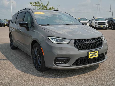 Used 2025 Chrysler Pacifica Limited FWD image 4