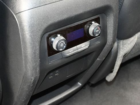 Used 2025 Chevrolet Traverse LT image 35