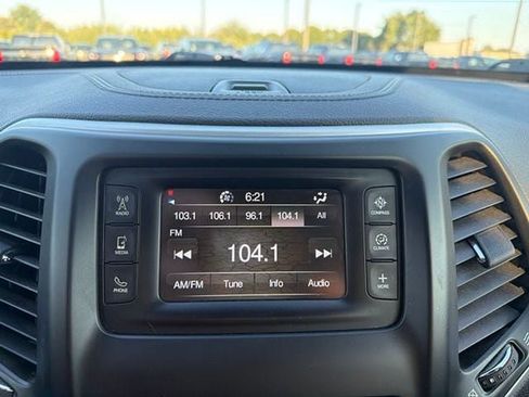 Used 2014 Jeep Cherokee Latitude AWD/4WD image 15