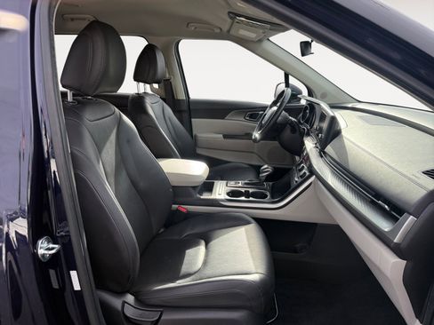 Used 2024 Kia Carnival LX image 19