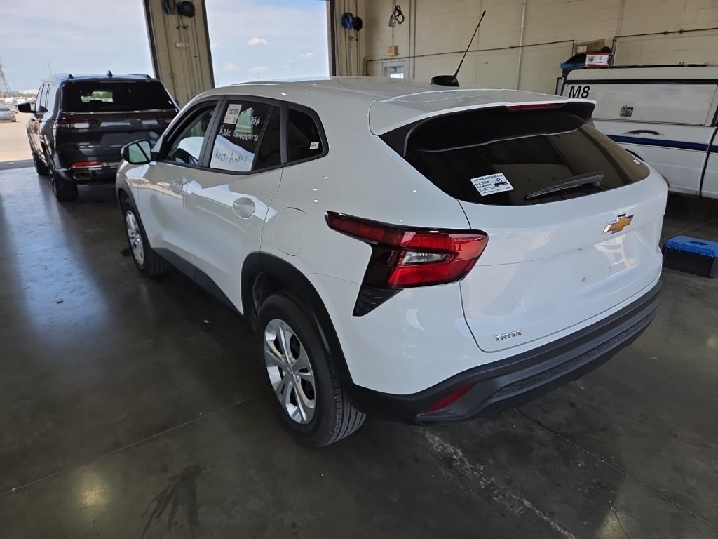 Used 2026 Chevrolet Trax LS FWD image 2