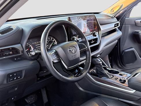 Used 2021 Toyota Highlander Limited image 4