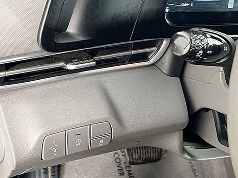 Used 2025 Hyundai Elantra SE FWD image 17