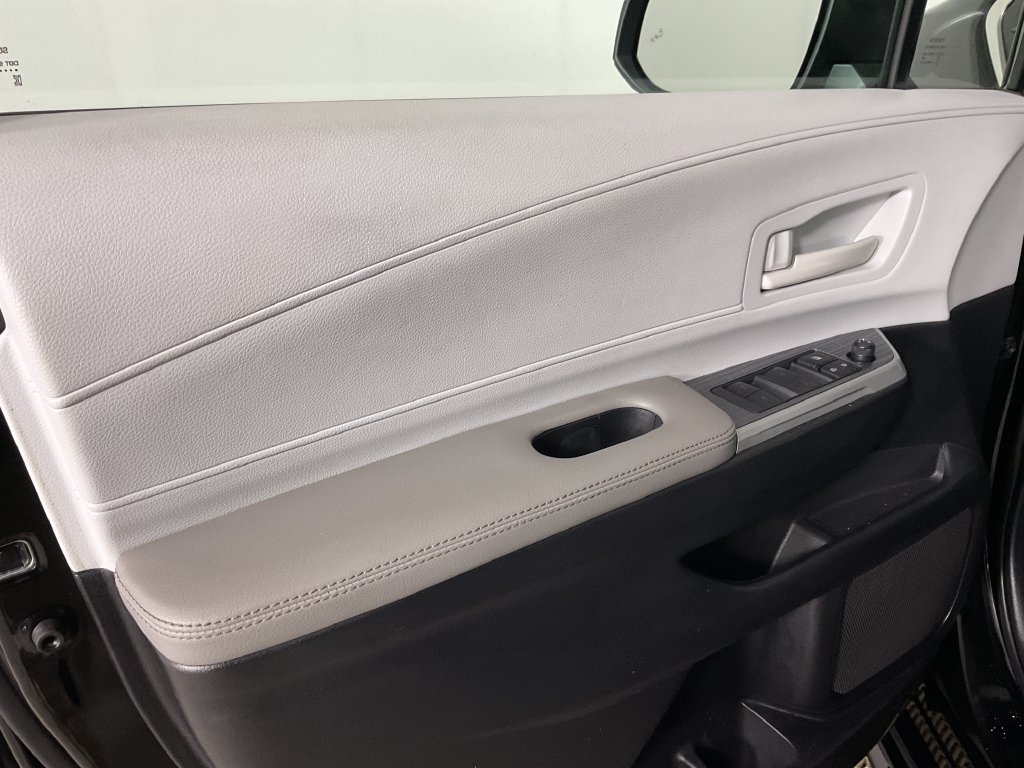 Used 2025 Toyota Sienna LE FWD image 16