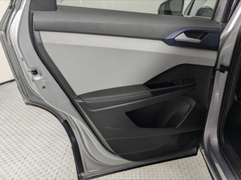 Used 2024 Volkswagen Taos SE image 14