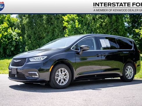 Used 2023 Chrysler Pacifica Touring-L FWD image 1