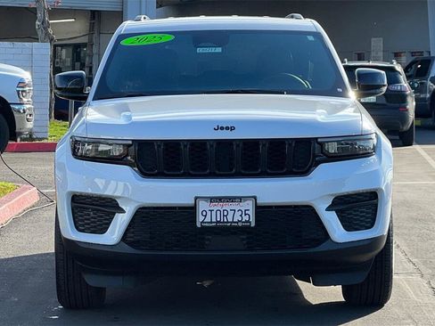 Used 2025 Jeep Grand Cherokee Altitude image 9