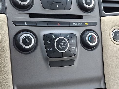 Used 2015 Ford Taurus SE image 16