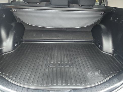 Used 2018 Toyota RAV4 XLE image 10