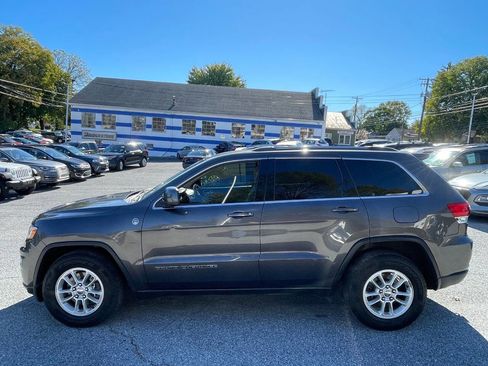 Used 2019 Jeep Grand Cherokee Laredo image 3