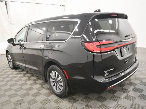 Used 2024 Chrysler Pacifica Select image 5