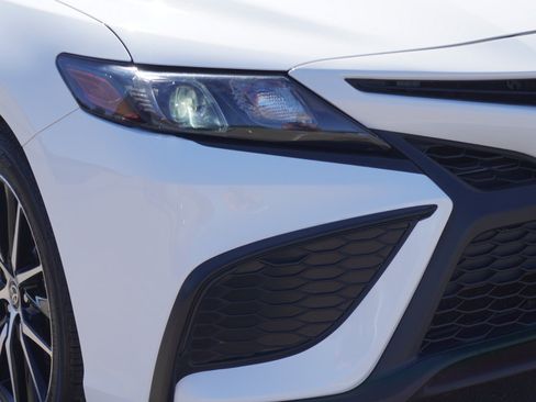 Used 2023 Toyota Camry SE FWD image 3