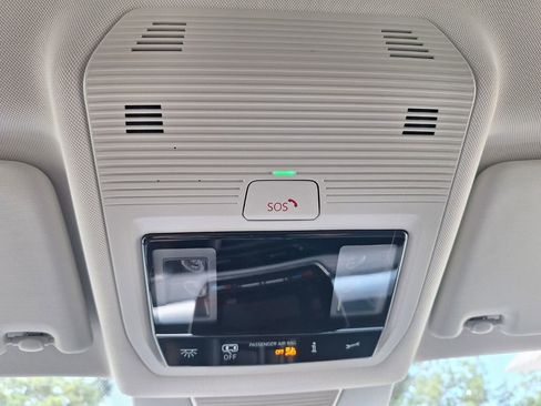 Used 2025 Volkswagen Tiguan SE FWD image 18