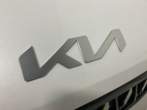 Used 2025 Kia Carnival image 25