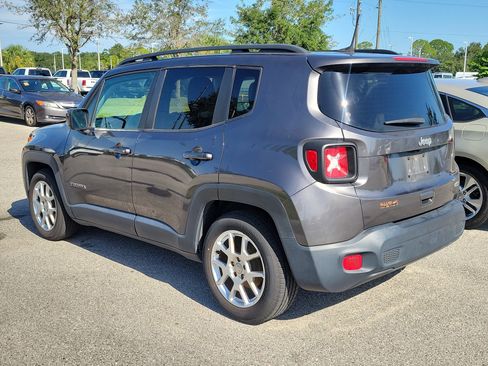 Used 2020 Jeep Renegade Latitude FWD image 4