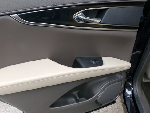 Certified 2022 Lincoln Nautilus Reserve image 9