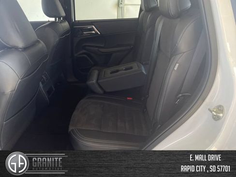 Used 2024 Mitsubishi Outlander FWD image 29