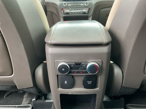 Used 2020 Ford Explorer Platinum w/ Premium Technology Package image 30