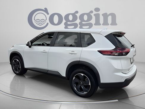 Used 2024 Nissan Rogue SV AWD/4WD image 3
