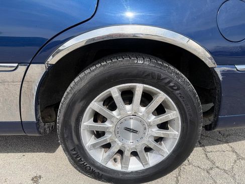 Used 2007 Lincoln Town Car Signature RWD image 13