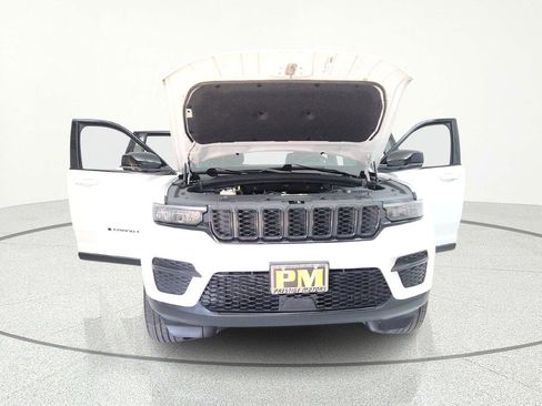 Used 2024 Jeep Grand Cherokee Altitude AWD/4WD image 12