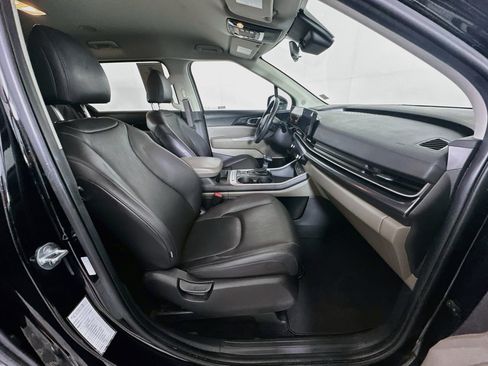 Used 2025 Kia Carnival FWD image 30