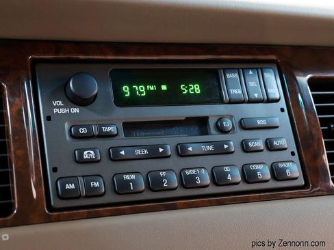 Used 2001 Lincoln Town Car Executive image 14