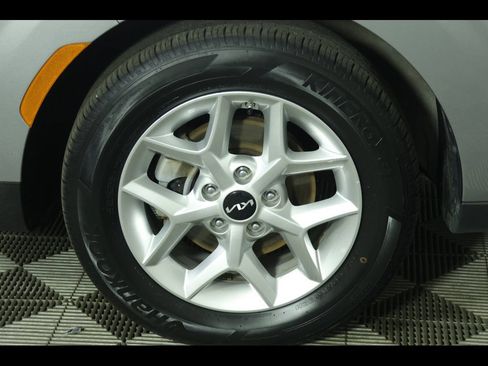 Used 2025 Kia Soul LX w/ LX Technology Package FWD image 5