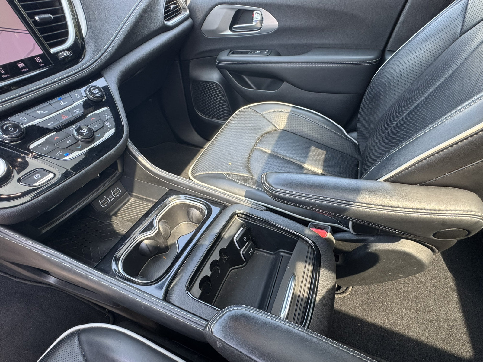 Used 2025 Chrysler Pacifica Limited FWD image 30