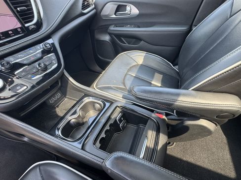 Used 2025 Chrysler Pacifica Limited FWD image 30