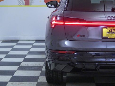 Used 2024 Audi Q8 e-tron Prestige image 37