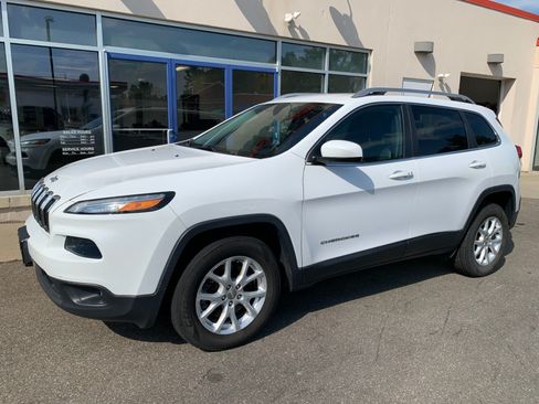 Used 2018 Jeep Cherokee Latitude Plus w/ Comfort/Convenience Group AWD/4WD image 1