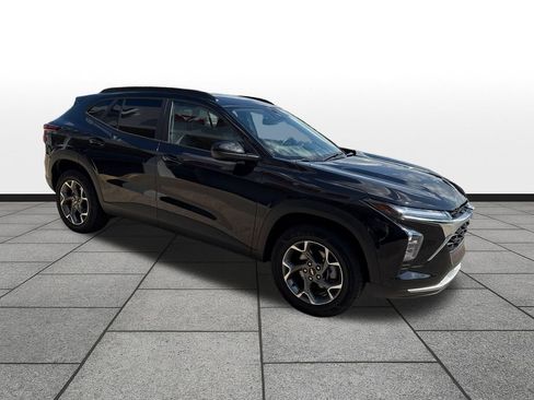 Used 2025 Chevrolet Trax LT w/ LT Convenience Package FWD image 7