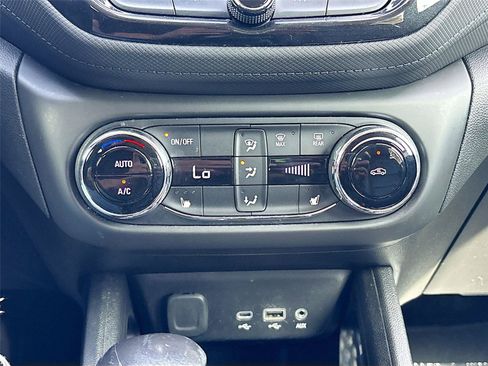 Used 2021 Chevrolet TrailBlazer LT w/ Premium Seating Package FWD image 15