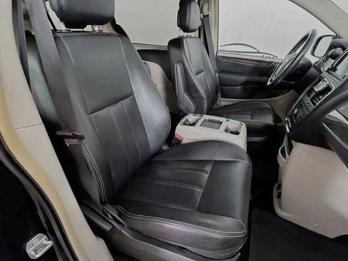 Used 2014 Chrysler Town & Country Touring image 29