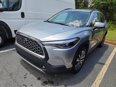 Used 2023 Toyota Corolla Cross XLE FWD image 3
